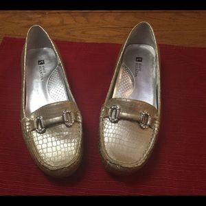 NWOT White Mountain Leather Croc Flats FIRM